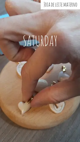 Uma joia de leite materno para cada dia da semana 🥰 Temos muitos modelinhos no siter. Pega essa dica: não fica na dúvida, leva várias.  É um sonho materializar cada gotinha de entrega e conexão em uma joia de leite materno confeccionada por você mesma, aí da sua casa.  Acesse 👉 www.lackto.com.br ou o link diria bio! #Amamentação #joiadeleite #pingentedeleitematerno #joideleitematerno #Lactantes 