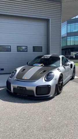 Look at her 😮‍💨 #carspotting #luxury #porsche #gt2rs #weissach #archamps 