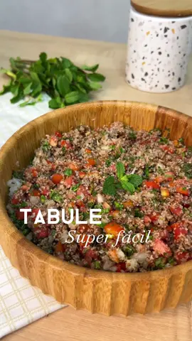TABULE SUPER FÁCIL  Siga o @lookdofogao para não perder nenhuma receita  ➡️ ingredientes  * 1 xícara de trigo para quibe  * 2 tomates picados * 1 cebola picada  * 1/2 xícara de hortelã picado  * Sal, pimenta do reino  * Azeite a gosto  * Suco de 1 limão  Coloque o quibe em uma tigela, cubra com água, tempere com sal e pimenta e deixe descansar por 30 minutos  Escorra a água do quibe, misture o tomate, cebola, hortelã picadinho, tempere com sal, pimenta, limão e azeite  É leve e deliciosa, faça na sua casa!  #tabule #salada #saladou #saladafacil #comidasaudavel 
