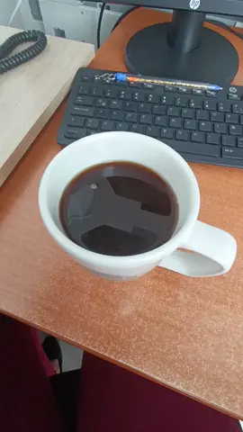 desayunando en la oficina #cafe #pan #cafeconpan #desayunogodin #oficina 