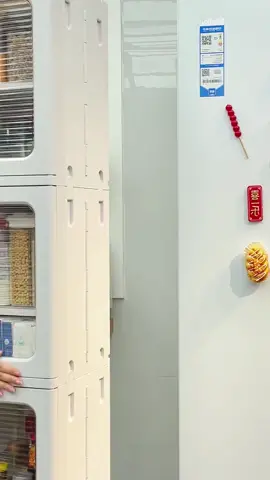 Tủ đựng khoảng hẹp có thể lưu trữ các loại ngũ cốc và dầu. Đặt một cái trong phòng tắm, có thể lưu trữ nhiều chai và lon khác nhau. Nó giúp tiết kiệm không gian