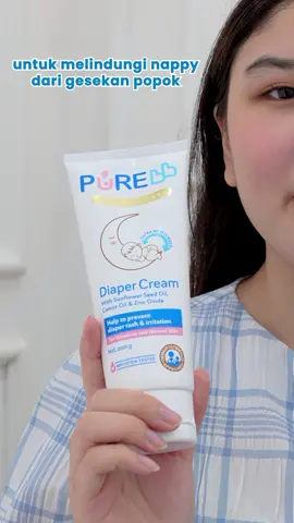 Permukaan popok yang halus belum tentu menjadikan kulit area nappy aman dari ruam dan gesekan popok. Selalu gunakan PUREBB Diaper Cream setiap sebelum menggunakan popok! Dengan kandungan zinc oxide, castor oil & sun flower seed oil yang melindungi kulit dari iritasi ruam popok✅