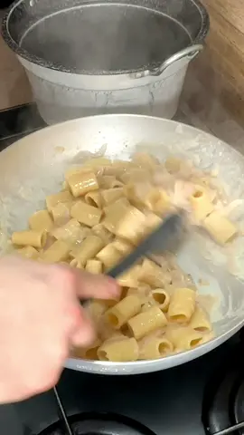 Genovese fujuta, la finta genovese Ingredienti per 2 persone 200 g di pasta corta 2 cipolle ramate medie 130 g di lardo o strutto 50 g di pecorino romano 1 cucchiaio di olio evo 1 bicchiere di vino bianco secco Sale q.b. Pepe q.b. #carlogaiano #genovese #pasta #cipolle #foodnapoli 