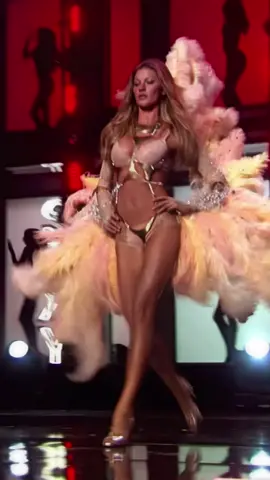 Supermodel Gisele Bündchen opens the VSFS 2006  #übermodel #SuperModel #giselebundchen #Runway #victoriassecret #angel #iconic #00s 