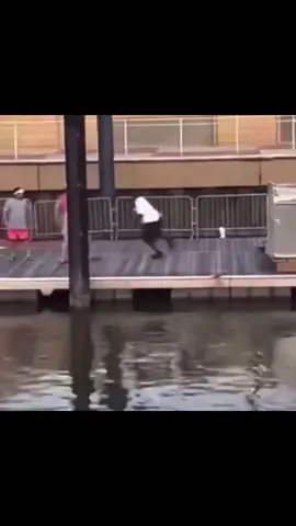 I did noy expect this video to go as viral as it did 😭😭😭 they was talking about it on the radio and everything thank you guys 