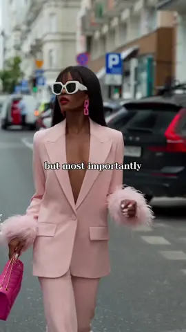 Where my ambitious women at?! 👏🏻🥂💸 #bossbabe #ambitiouswomen #femaleempowerment #business #motivation #ceomindset 