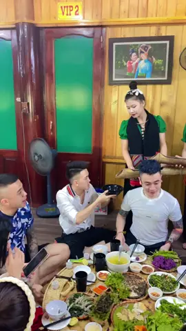 Uống xong rượu này là mình bị bỏ bùa bùa yêu 🫢 #xuhuong2023 #toptrending #bansacdantoc #dantocthai_taybac 