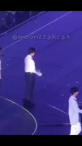 mèo Jun này mải nghịch quá 🥲 #jun #junhui #vantuanhuy #seventeen #fyp #followconcertseventeen 