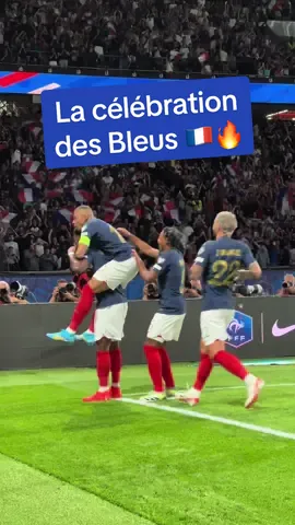 La célébration des Bleus après le but de #Tchouaméni ! 🔥🇫🇷 1-0 face aux Irlandais, qui sera le prochain buteur ? 👇 #equipedefrance #FRAIRL #EURO2024 #sportstiktok 