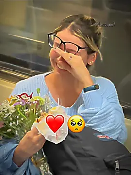 Ela precisava tanto dessas flores. 💐🩷 #emocionada #ghost #ajuda #mulher #flores #emocionante 
