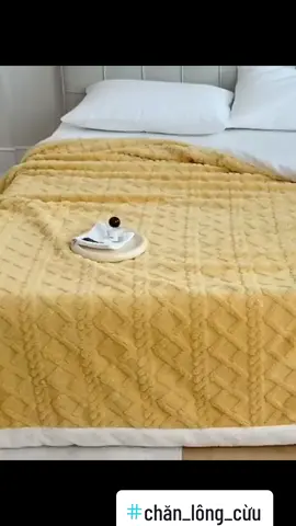 Chăn lông cừu TAFURONG, chăn lông cừu dày ấm nặng 3kg màu trơn basic lông mịn ❄️ Mỗi khi mùa đông đến, việc giữ ấm cơ thể luôn là mối quan tâm hàng đầu của các gia đình, đặc biệt những gia đình có người già và trẻ nhỏ. Chăn lông cừu chính là giải pháp giữ ấm tuyệt vời, thay thế những chiếc chăn nặng nề của bạn trong mùa đông năm nay  ❄️ Thiết kế tinh xảo từ màu sắc đến đường thêu mang hơi ấm từ con đường tơ lụa về căn phòng của bạn với Chất liệu: lông mềm mịn Kích thước: 2mx2m2  Trọng lượng : 3kg   Chăn thiết kế 3 lớp : bên trong là lớp lông lông vũ nhân tạo cao cấp cực kì mềm mướt , trong là vải tuyết mặt còn lại là lớp lông mềm giữ ấm  – Tiêu chuẩn giữ ấm cực tốt với thông số kiểm tra hệ số giữ ấm cực cao đã được kiểm nghiệm bởi các chuyên gia #trangtriphongngudep #decorxinh #mêdecor #đẹp #chăn #chăn_lông_cừu 