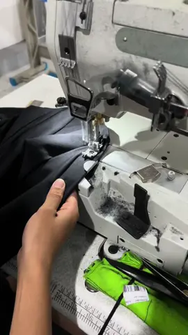 Ini adalah proses jahit overdeck kaos bagian bawah, dengan jarum 3 stick #bikinkaos #sablonkaos #tempatbikinkaos #clothingbrand #konveksijogja #screenprinting 