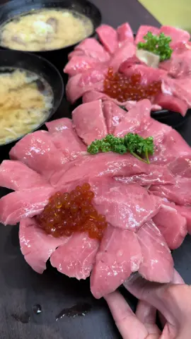 原価率90％超えの本マグロ中トロ丼🤤 更にマグロカツ、キャベツ食べ放題 鮪のあら汁、黒はんぺん付き！ コスパ最強すぎる🥺 📍静岡 まぐろ王国大ちゃん 特上本マグロ中トロ丼 ¥2480 #静岡ランチ #静岡グルメ #静岡観光 #japanesefood #japantravel #おすすめにのりたい 