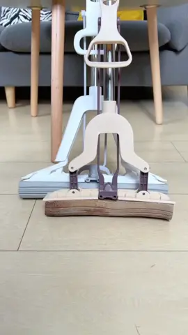 Nakita mo ba ang ganitong magical sponge mop? Easy to install, one click to remove the head without getting your hands dirty, and the stains can be easily removed by mopping. Come and take a look at my live broadcast room # Mop # Lazy mop # Good product recommendation#This 