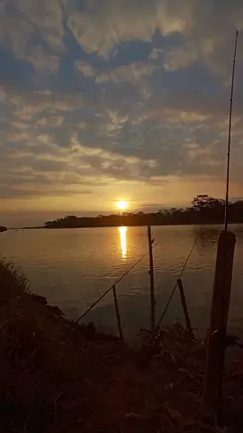 menghilangkan bosan#sunset #fyp #mancing #sungaisrayu 