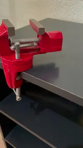 Mini Torno De Bancada 60mm Morsa Pequeno C/Base giratória Link para compra: https://www.uzidecor.com.br/produto/mini-torno-de-bancada-60mm-morsa-pequeno-cbase-giratoria.html A Mini morsa de Bancada da EDA é indicada para montagem em bancadas, e utilizada para fixar peças para trabalhos. Possui duas partes chamadas mordentes que se deslocam uma da outra, para segurar ou apertar peças a serem trabalhadas Além disto, possui a base giratória, o que permite que o trabalho seja bastante facilitado, já que a peça pode ter a sua posição alterada, sem a necessidade de retirá-la da morsa. #Minitorno #ferramentas #ferramentasmanuais #qualidade #tiktok #achadinhos #achadosshopee #envios #envioparatodoobrasil