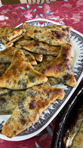 فطاير السبانخ على طريقه ماما يطول بعمرها و عمر امهاتكم جميعا … طبعا اشهى فطاير سبانخ ممكن تدوقوها على الاطلاق..و السرّ اكيد النفس الحلو و كمان انه ماما بتعجن العجينه بالماء الدافئ و اخر اخر خمس دقائق بتضيف زيت الزيتون البلدي و بتكمل عجن حتى تحصل على عجينه ملساء..و كمان فطاير ماما سماكتهم كتير قليله بحيث ما تكون كميه الخبز اكتر من الحشوه ..رح تحسوا بطعم السبانخ الشهي و العجينه البلديه المعجونه بكل حب و طعم زيت الزيتون البلدي اللي ما فيه زيه ❤️ فطاير السبانخ على طريقه أُمّي ❤️ ٦ كاسات طحين متعدد الاستعمالات  ١-٢ ملعقه كبيرة حليب بودره ٢ ملعقه صغيرة من الملح ملعقة واحدة كبيرة من السكر الأبيض ملعقه كبيره من الخميرة الفورية ٤/١ كوب زيت زيتون ٢ كوب من الماء الدافئ تضاف بالتدريج . سمسم و حبه البركه . نخلط الطحين مع الملح و السكر و الحليب البودره  و الخميره و حبه البركه و السمسم و من ثم نبدأ باضافة الماء بالتدريج حتى تبدأ عجينه متماسكه بالتشكل نعجن جيدا لمده لا تقل عن ٥ دقائق ، اخيرا نضيف زيت الزيتون و نكمل عجن لخمس دقائق اضافيه حتى تصبح العجينه ملساء و مطاطيه . نغطي العجينه و نتركها لتختمر بحراره الغرفه . .. الحشوه : ٢ بصله مفروم ناعم نفركها بالملح و الفلفل و السماق جيدا ، نضيف السبانخ و زيت الزيتون و الليمون ان رغبتم ( ممكن اضافه فلفل احمر حار مجروش و دبس الرمان ايضا ) نترك الحشوه في مصفاه لحين الاستخدام. ،، نقطع العجين الى طابات صغيره و نتركها عشر دقائق على الاقل لترتاح و من ثم نبدأ بتسكيل الفطائر ، نمد العجينه بسماكه قليله جدا و ندهنها بالقليل من زيت الزيتون و نضع مقدار مناسب من الحشوه و نغلقها كما هو واضح في الفيديو و من ثم نضغط عليها مجددا . تخبز في فرن محمى جدا مسبقا حتى تأخذ لون جميل من الجهتين و تُدهن بزيت الزيتون الاصلي حال خروجها من الفرن و صحتين و عافيه. … #tiktokcookbook #اطبخ_على_تيك_توك #فطاير_سبانخ #فطاير_امي #سبانخ_خضرا #طبخات_امي #fypシ 