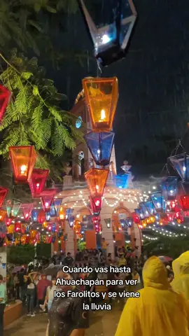Si no hay lluvia, no está la tradición completa 🤣 📍 Día de Los Farolitos en Ahuachapán 2023. 🇸🇻 #sivar #viral #diadelosfarolitos #ahuachapan #ahuachapan2023  #invierno2023 #parquelaconcordia #turismo #elsalvadortravel 