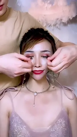 #duet with @Amanda #viral But why?  I don’t understand how it made the noses smaller by stuffing those long strings inside.  The before and after, looked like two different person. #fypシ #makeup #transformation #tiktok #LearnOnTikTok #asiangirl #beauty #asianbeauty #fyp #makeuphacks #makeuptransformation #beautyispain #asianmakeup #foryou 