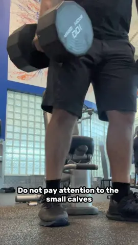 My shoulders are not that big but they’re definitely one of my strongest muscles purportionally, I’ve always been really good at overhead pressing movements, also my calves have always been small and despite hitting them evey other session, they remain small. #lukesgains #gym #shoulderpress 