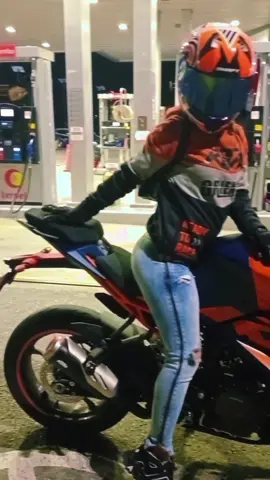 Cuando mi amiga me recoge en su moto🤭 #CapCut #bikers #colombia🇨🇴 #ktm #bikergirl #rc390❤️ #motos #rc390_lovers #laspalmasmedellin 