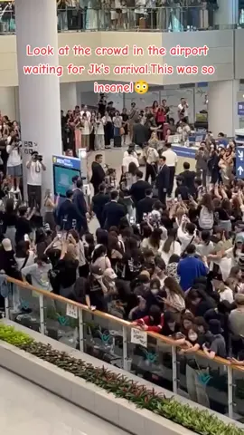 From this angle in the video, you can totally see the way the airport had both floors occupied by fans waiting for Jungkook.. the whole airport got filled up with groups of fans in each corner🥹 #btsforever💜💜💜 #jungkook #🥰🥰🥰 