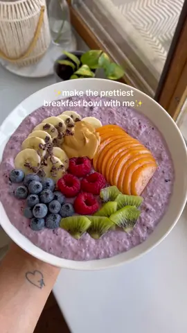 It’s impossible to make purple overnight oats look bad😏💜 Ingredients: - 60g quick oats (~1/2 cup) - 1 tbsp chia seeds - pinch of salt - 1/2 tsp vanilla - 200ml milk (~3/4 cup) - 3 tbsp plain yogurt - 100g frozen berries (~1/2 cup) Mix everything together and leave overnight in the fridge.  #FoodTok #vegantiktok #easyfood #EasyRecipe #breakfastideas #cutefood #veganrecipes #overnightoats 