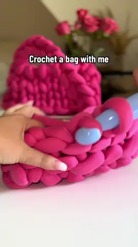 🧶 create your very own handmade crochet bag!  Trust me, it’s easier than you think! ✨ So, are you going to give it a try? 🙋‍♀️ #onekooka #crochetbag #crochetforbeginners #artistsoftiktok #pinkbag 