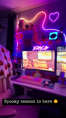 Love decorating my setup for the season 🎃 #pcsetup #GamerGirl #fyp #pinkpcsetup #halloweendecor #gamermom 