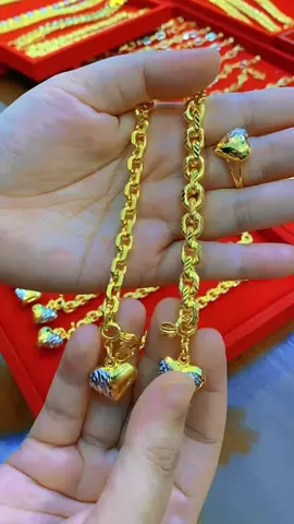 Gelang Sauh Love Sebiji dah restock. Ada dua pilihan design. boleh join live atau tekan bag kuning di atas untuk pesanan. #emasbangkokpremium #emasbangkok #emasbangkokcop916 #gelang #gelangsauh 