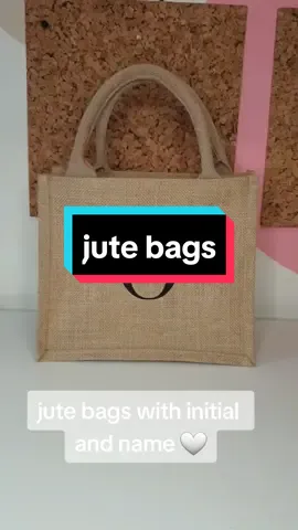 Personalised jute bags with initial and name. Great as a proposal gifts for Bridesmaids and the rest of the Bridal Party or as a birthday gift. Perfect alternative to boxes.  These personalised burlap jute bags are simply cute and are fantastic as a lunch bags! Personalised Jute Bags with Initial and Name, Initial and Name bag, Bridesmaids Proposal Gift, Lunch Bag with Name, Custom Gift Bag #jutebags #bridesmaidsgifts #personalisedgiftsuk 