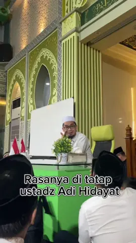 Di tatap langsung oleh tuan guru ustadz Adi Hidayat,  Disaat iman lagi turun turun nya, paksaain diri untuk tetap istiqomah ngaji, dari duduk paling belakang dan alhamdulillah bisa sampai di samping ustadz..  Materinya pas banget lagi suasana hati yang lagi gak tenang dan gelisah karena perihal bisnis. Karena terlalu fokus ke bisnis sampai lupa untuk istighfar ( membasahi bibir dengan asma allah ) 😭 #fy #ngaji #ustadzadihidayatofficial #lampung #ngajibareng 