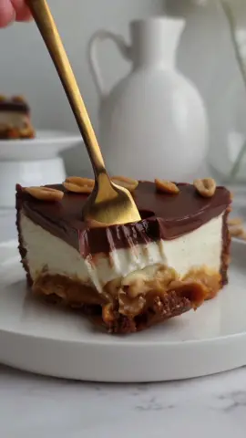 Cheesecake  Moelleux chocolat myrtilles  Cruffins  OR Twix  Cheesecake caramel cacahuètes  Base du cheesecake • 200g de biscuits au cacao • 50g de cacahuètes grillées hachées • 60g de beurre fondu Le caramel • 75g de sucre • 20g de beurre demi sel • 90g de crème • Quelques cacahuètes grillées non salées Garniture au fromage • 150g de fromage à la crème type philadelphia à température • 250g de mascarpone à température • 200g de crème entière froide • 10g de sucre • 1/2 gousse de vanille Ganache chocolat • 100g de chocolat • 100g de crème entière • Commencer par préparer le caramel. • Dans une casserole sur feu doux faire un caramel à sec (sans ajouter de l’eau). • Hors du feu ajouter le beurre, mélanger • Ajouter ensuite la crème et laisser bouillir jusqu’à une consistance epaisse, le caramel doit napper le dos d’une cuillère. • Retirer du feu, verser dans un récipient, filmer au contact et réfrigérer minimum 3hr. • Placer les biscuits dans un bol et ecraser les à l’aide d’un verre ou plus simple, les réduire en miettes avec un mixeur. • Ajouter le beurre fondu, les cacahuètes et mélanger. • Préparer un moule à charnière de 18cm de diamètre ou un cercle chemisé (j’ai utilisé un rhodoïd). • Verser le mélange biscuits et beurre et aplatir uniformément – j’utilise le fond d’un grand verre. • Placer au réfrigérateur pour refroidir. • Pocher le caramel sur la base du cheesecake, ajoutez quelques cacahuètes grillées. • Dans le bol de votre batteur muni d’un fouet, mélanger le fromage à la crème, le mascarpone et la vanille. • Ajouter la crème entière et fouetter à basse vitesse jusqu’à consistance epaisse et lisse. • Verser sur votre base de biscuits et placer au réfrigérateur jusqu’au lendemain. • Le lendemain préparer la ganache : faire bouillir la crème et verser la sur le chocolat en 3 fois et émulsionner à l’aide d’un maryse. • Verser sur le cheesecake (vérifier au toucher que la ganche est pas trop chaude mais à température) #tiktokfood #tiktokdessert #tiktokbook 