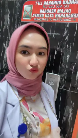 Nunggu lift kebuka mo visite pasien🫣