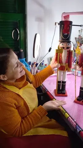 Conheça o processo artesanal desse lindo Soldadinho de Chumbo, também conhecido como Quebra Nozes que fará parte de uma das novas decorações do Natal 2023 da Tudo com Arte... ⚠️ E só para lembrar é hoje a LIVE :  🎄LANÇAMENTO DO NATAL 2023 Tudo com Arte  Domingo 10/09/23 às 17h No perfil @tudocom.arte Só um gostinho do que vem aí, porque, somos apaixonados pelo Natal!🥰 Vivemos e respiramos o Natal o ano inteiro!  Esse é, o nosso propósito! Fazer tudo com amor, causar experiências, alegrar e realizar os sonhos !🤩🥰 No Atelier da Tudo com Arte, todos os ornamentos das decorações que estão disponíveis para locação no Natal, são feitos manualmente com todo amor para que os clientes tenham exclusividade e árvores únicas. 🤲🏻😍 E se também quer essa liberdade de poder fazer a decoração de seus sonhos aqui na Escola do Natal nós ensinamos você através dos nossos cursos.  Link na Bio 🎄 Natal Artesanal no Brasil 🇧🇷 #escoladonatal #escoladonataltudocomarte #escoladonatalporAdrianaOliveira #tudocomarte #TudocomArte®️ #AdrianaOliveiraDesigner #AdrianaOliveiraDecor #empreendercomnatal #amonatal #festascomemorativasnatal #datascomemorativasnatal #cursosdenatal #decoraçãonatalina #formaçãonatal #especialistadenatal #artesanatodenatal #artesanato #artesanatobrasileiro #feitoamao #designerchristmas #christmas 