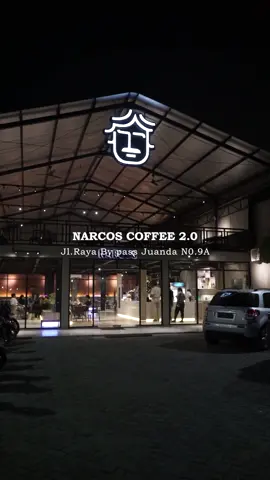 Selamat datang di Kedai ke-2 kami, coffee shop di Sidoarjo ini memang sangat khas dengan bangunan dan suasananya yang sering di lewati oleh pesawat di atasnya, siapa yang pernah kesini? Cabang Juanda🙌🏻🔥 - - - - - - - #kopisususurabaya #kopisidoarjo #cafesidoarjo #cafehitssidoarjo #cafehitssby #coffeeshopsidoarjo 