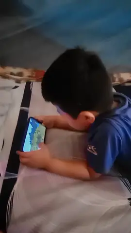Mí Pequeño niño👶 con su celular adicto a sus jueguitos, dibujos, mi pequeño #Isaias❤️❤️ 