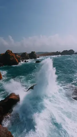 That's what we call a close call 🥵 . . . #seascapes #crashingwaves #dronevideo #fpvcinematic #foryou 