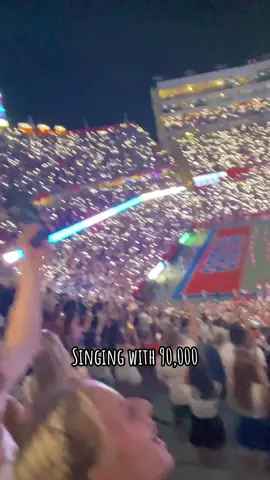 Best tradition in college football history. Prove me wrong. Go gators! 🐊🥰#tompetty #wontbackdown #uf #gators #gameday #football #traditions #thirdquarter #secfootball 