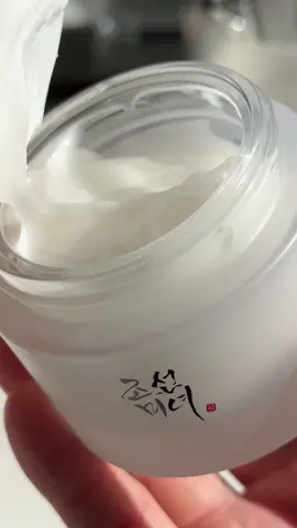 Unbothered, happy and moisturised thanks to @Beauty of Joseon's Dynasty Cream! 😗  #beautyofjoseon #kbeauty #kbeautyskincare #koreanbeautyproducts #koreanbeautyproduct #koreanskincare #ugccontent #ugc #ugccontentcreator #ugccreator 