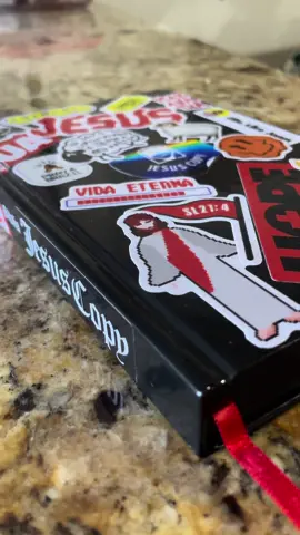 Colando os adesivos na Bíblia Jesus Copy sticker. 🤩📓 #bibliajesuscopy #jesuscopy #bibliapersonalizada #jovemcristão 