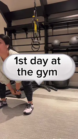 Beginner at the gym while feeling anxious and uncomfortable  #beginnerworkout  #weightlossjournal  #Fitness  #gymanxiety 