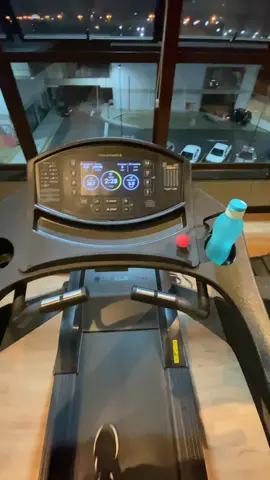Esteira em uma noite de sexta-feira #academia #gymmotivation #povstories 