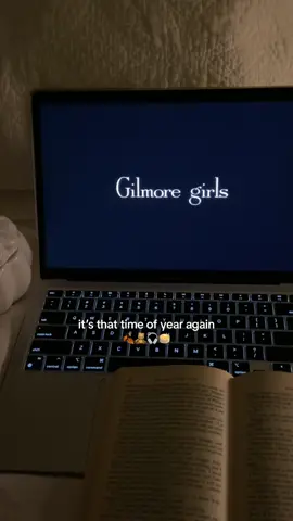its gilmore girls season 🍂🧸🥞🕯️#gilmoregirls #gilmoregirlstiktok #lorelaigilmore #rorygilmore #lorelaiandrory #fyp #fypシ #bookworm #fallaesthetic #autumnvibes #cozy #cozyathome 