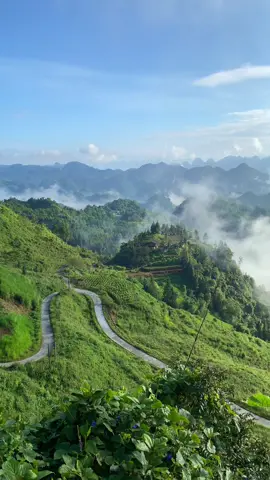 Cổng trời Quản Bạ một sớm mùa thu, Hà Giang sáng sớm với vẻ đẹp thơ mộng của mây núi và những căn nhà trình tường trên lưng chừng đồi #hagiang #congtroiquanba #hagianghere #canhdepthiennhien #canhdep #dammexedich #dulichhagiang #travel #trending 