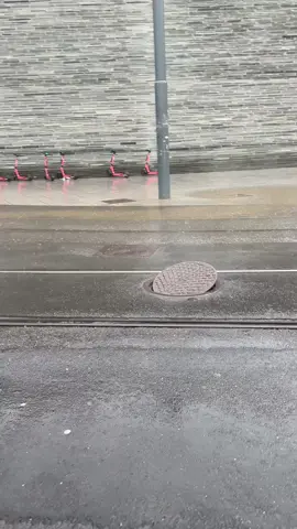 the strong wind in Oslo made this manhole dance 🌬️🕳️ #manhole #oslo #norway #strongwind #storm #nature #foryou 🎥by: @72sekund