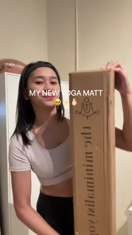 unboxing minimalist yogi yoga mat, here's to a new habit🤭🧘🏻‍♀️💖 #unboxingvideo #unboxingasmr #aestheticvideo #minivlog #dailyvlog #rekomendasimatras #recommendmat #unboxingyogamat #yogamat #yoga #rekomendasimatrasyoga #minimalistyogi #localbrandyogamat 