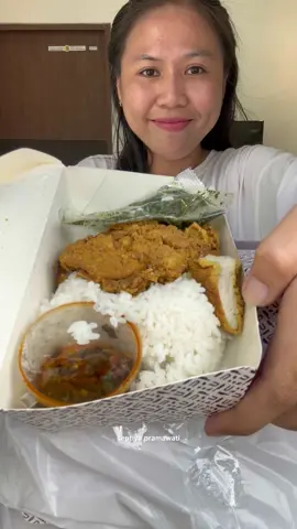 Nikmat tiada tanding, paksu approved! Bistik ayam geprek sambal arang dari UENA, beneran uenakkk polll @UENA  #UENA #BistikAyamGeprek #serunyakuliner #kulinertiktok #septiyapramawati #masakjadigampang 