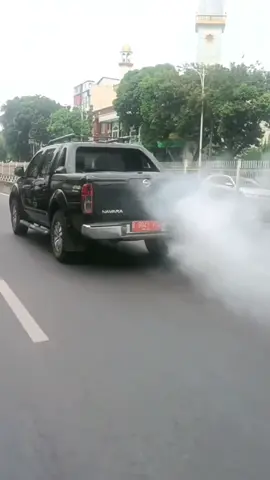 Sebuah mobil berplat nomor merah yang teridentifikasi berjenis truk pickup double cabin dengan merek Nissan tipe Navara bermesin diesel terlihat mengeluarkan asap putih yang sangat pekat sehingga mencuri perhatian pemotor yang sedang melintasi jalan di daerah Mampang Prapatan, Jakarta Selatan. Masalah polusi udara yang memprihatinkan sedang menjadi sorotan warga Jakarta saat ini, sehingga pemotor ini merekam kejadian tersebut dan mengomentari mobil tersebut yang dianggap  menjadi salah satu penyebab polusi. Kendaraan bermotor yang melintas di wilayah DKI Jakarta diwajibkan melakukan uji emisi untuk menekan tingkat polusi udara yang meningkat. Diforward dari akun @ chriscsr_ (ig) https://pelatchat.com/nomor/B9041PSD #jakarta #jakartaselatan #jakartapusat #polusi #polusiudara #polusijakarta #pelatmerah #mobildinas