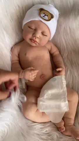 No puede ser mas bonito este bebe de silicona!!💙🍼